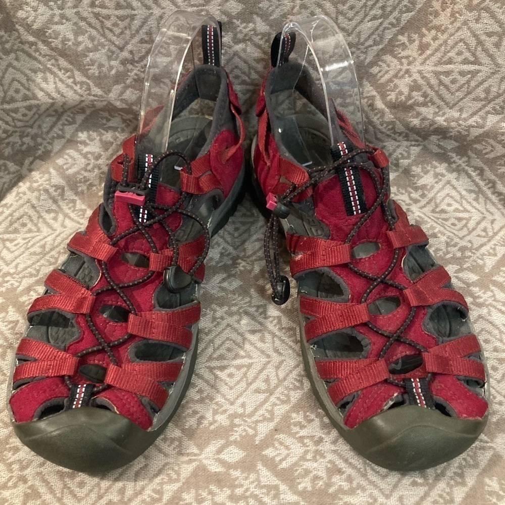 KEEN Sz 9.5  Bungee Cinching Hiking Outdoors Walking Comfort Sandals